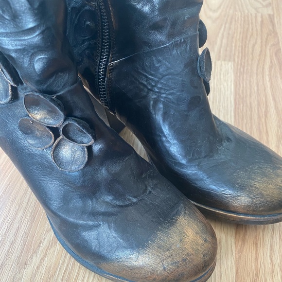 Beautiful leather booties! - Picture 8 of 8